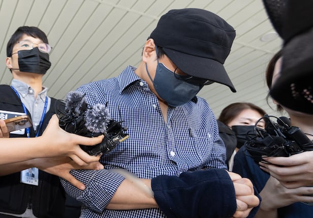 장미란 씨 등 실종 사건 2건을 허위종결한 혐의를 받는 제주서부경찰서 소속 부 모 경장이 25일 제주지방법원에서 구속 전 피의자 심문(영장실질심사)을 마친 뒤 이동하고 있다. 2026.8.25 ⓒ 뉴스1 안은나 기자