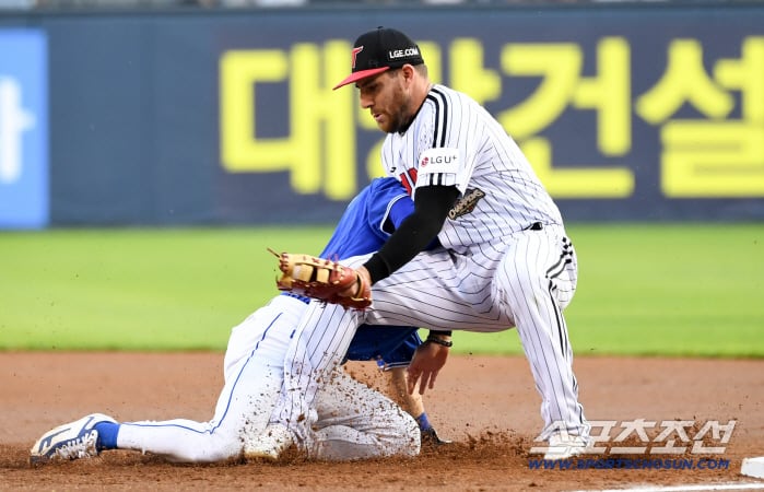 12일 잠실구장에서 열린 LG와 삼성의 경기. 1회초 2사 1,2루 LG 1루수 오스틴이 삼성 박승규를 견제로 잡아내고 있다. 잠실=박재만 기자 pjm@sportschosun.com