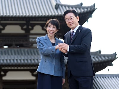 지난 1월 일본 나라의 호류지를 찾아 손을 맞잡은 이재명 대통령과 다카이치 사나에 일본 총리(왼쪽). photo 뉴시스