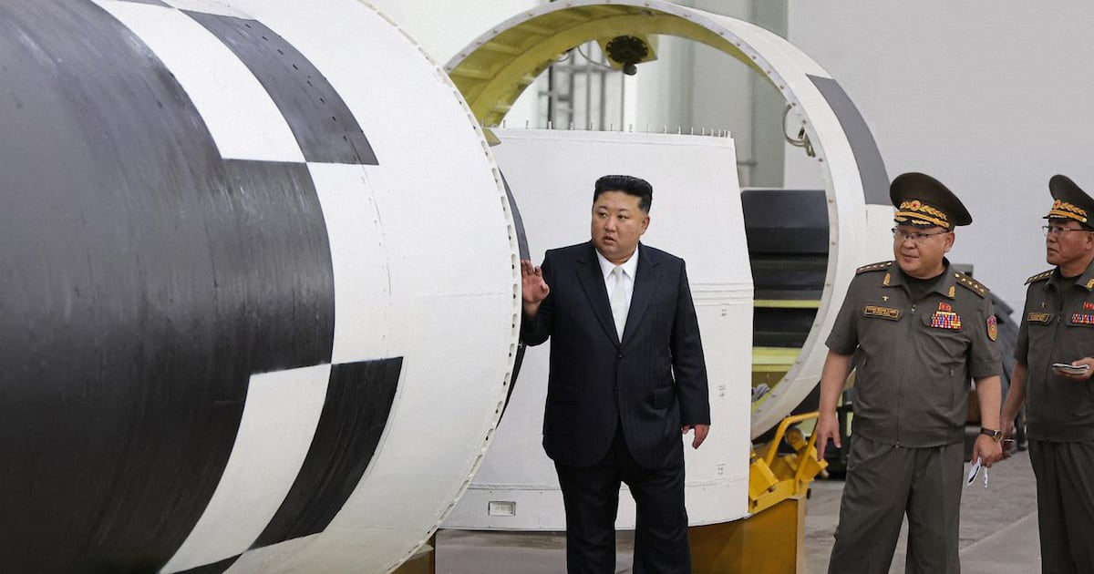 北 김정은, 방중 직전 미사일 연구소 방문… ICBM 능력 과시