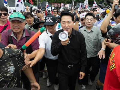 장동혁 국민의힘 대표가 6·3지방선거 이후 한 달 넘게 개표소 봉쇄 시위가 계속되고 있는 17일 오후 서울 송파구 올림픽공원 핸드볼경기장 앞 시위 현장을 찾아 구호를 외치고 있다. /뉴스1