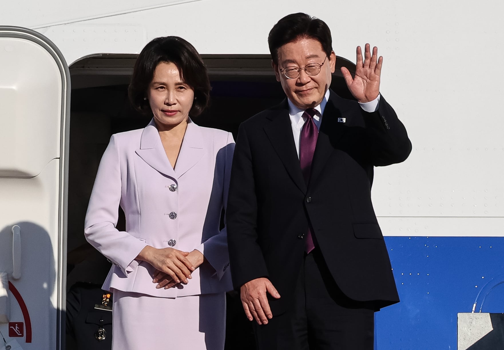 이재명 대통령과 김혜경 여사가 지난 21일 미국 뉴욕에서 열리는 유엔총회 참석을 위해 경기 성남 서울공항을 통해 출국하며 인사하는 모습. /뉴스1