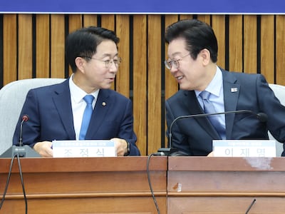 이재명 더불어민주당 대표와 외교안보통일자문회의 의장인 조정식 의원이 23일 오전 서울 여의도 국회에서 열린 외교안보통일자문회의 토론회 '트럼프 2기 정부 출범과 대한민국의 국익'에 참석해 대화하고 있다. 2025.1.23 ⓒ 뉴스1 이광호 기자