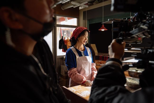 엄정화 자영업자 된다, 꽈배기집 사장 변신...6년 만에 '오케이 마담2' 컴백
