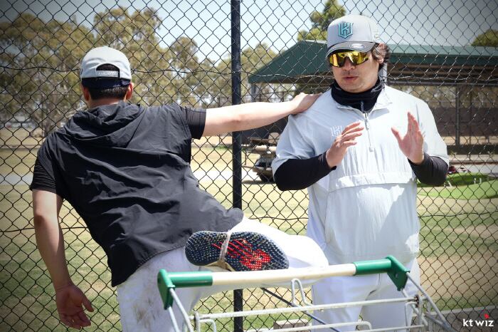 구자욱 트레이너코치의 열정적인 지도. 사진제공=KT 위즈