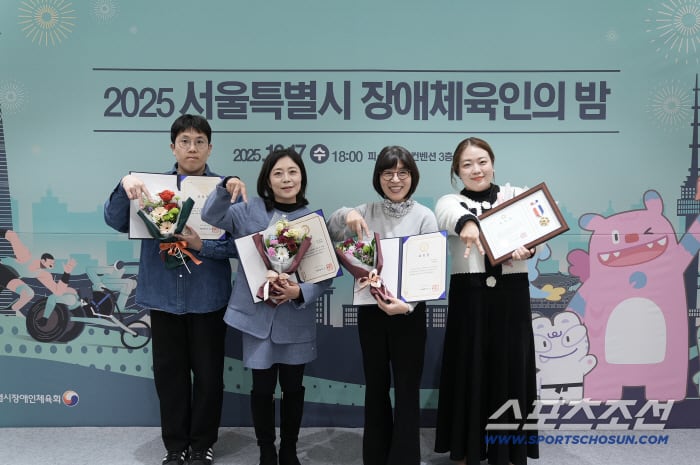 2025년 서울림운동회를 위해 헌신한 열정의 교사들이 지난 17일 서울특별시 장애체육인의 밤에서 서울시장상, 서울시의장상을 받은 후 서울림 V 포즈 기념사진을 찍고 있다. 왼쪽부터 고지후 수서중 특수교사, 임정희 상암고 특수교사, 이명순 경기고 특수교사, 이현지 세종고 특수교사. 사진제공=서울시장애인체육회