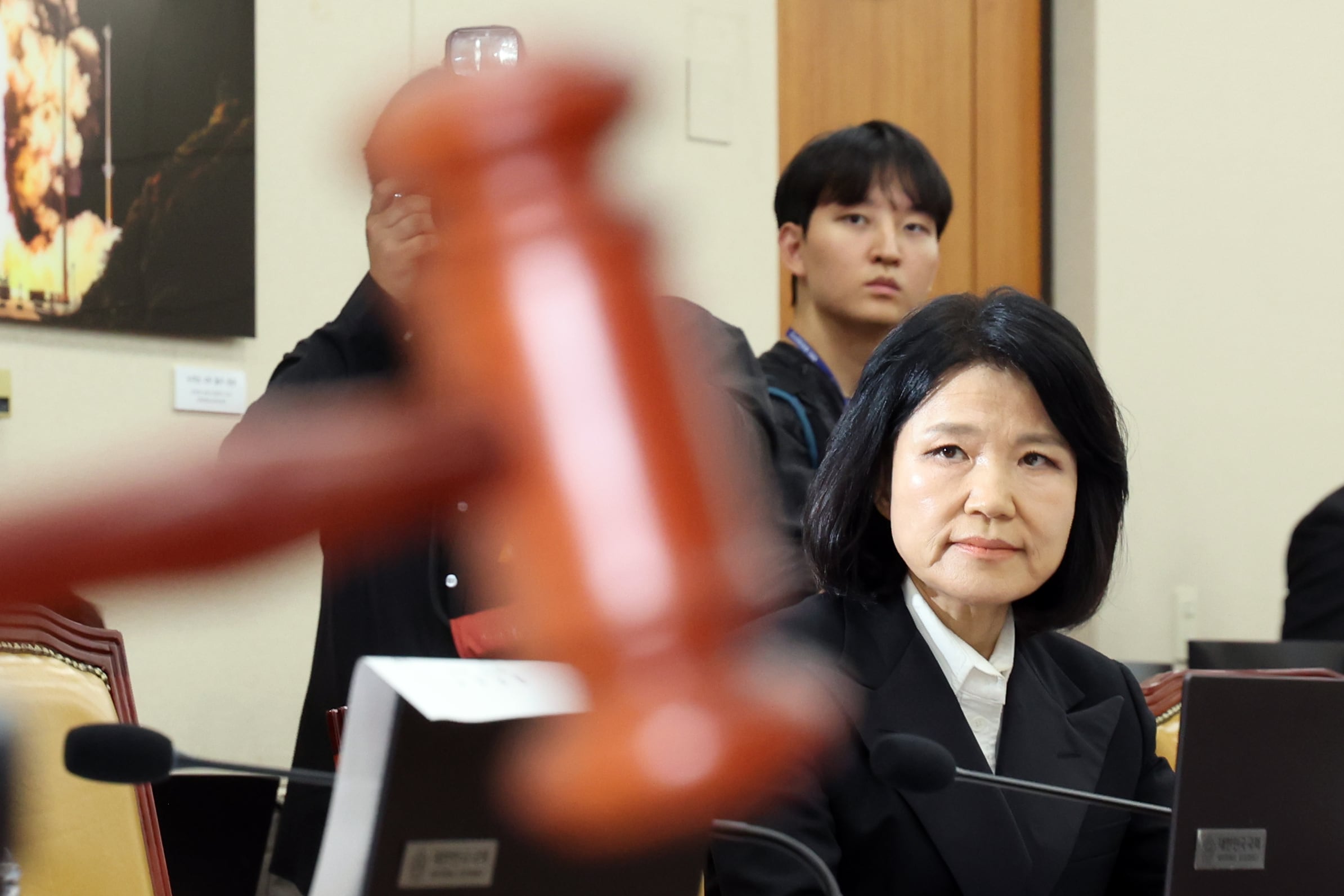 이진숙 국민의힘 의원이 지난 12일 서울 여의도 국회 과학기술정보방송통신위원회에서 열린 방송미디어통신위원회 등에 대한 국정감사에서 자신에 대한 제척 안건 의결을 바라보고 있다. 이날 과방위는 범여권 주도로 이 의원을 이해충돌을 이유로 제척 의결했다./뉴스1