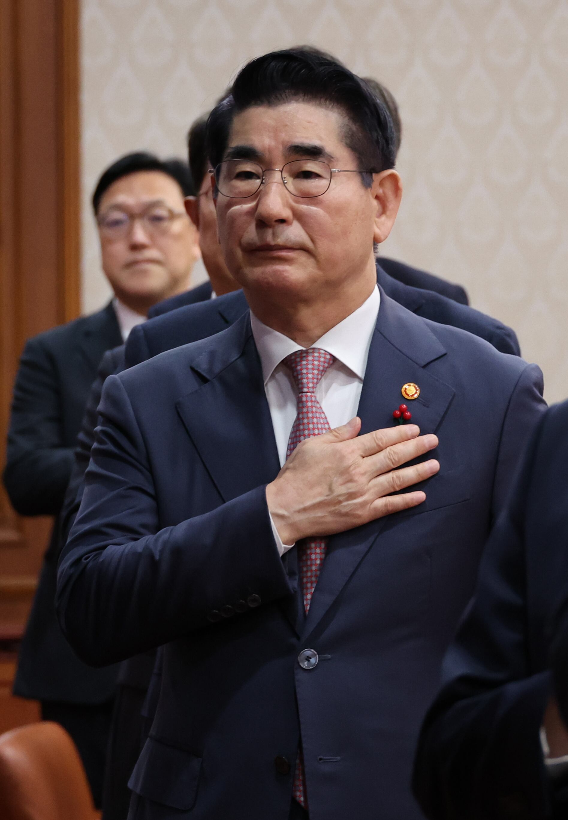 김용현 국방부 장관 및 국무위원들이 지난 3일 오전 서울 종로구 정부서울청사에서 세종-서울 영상으로 열린 국무회의에 참석해 국민의례를 하고 있다. /뉴시스