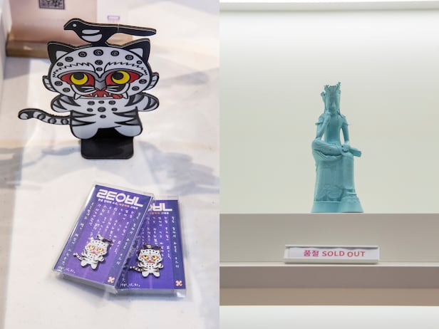 국립중앙박물관 뮷즈 '까치호랑이 배지'(왼쪽)와 '반가사유상 미니어처'. /김종연 영상미디어 객원기자