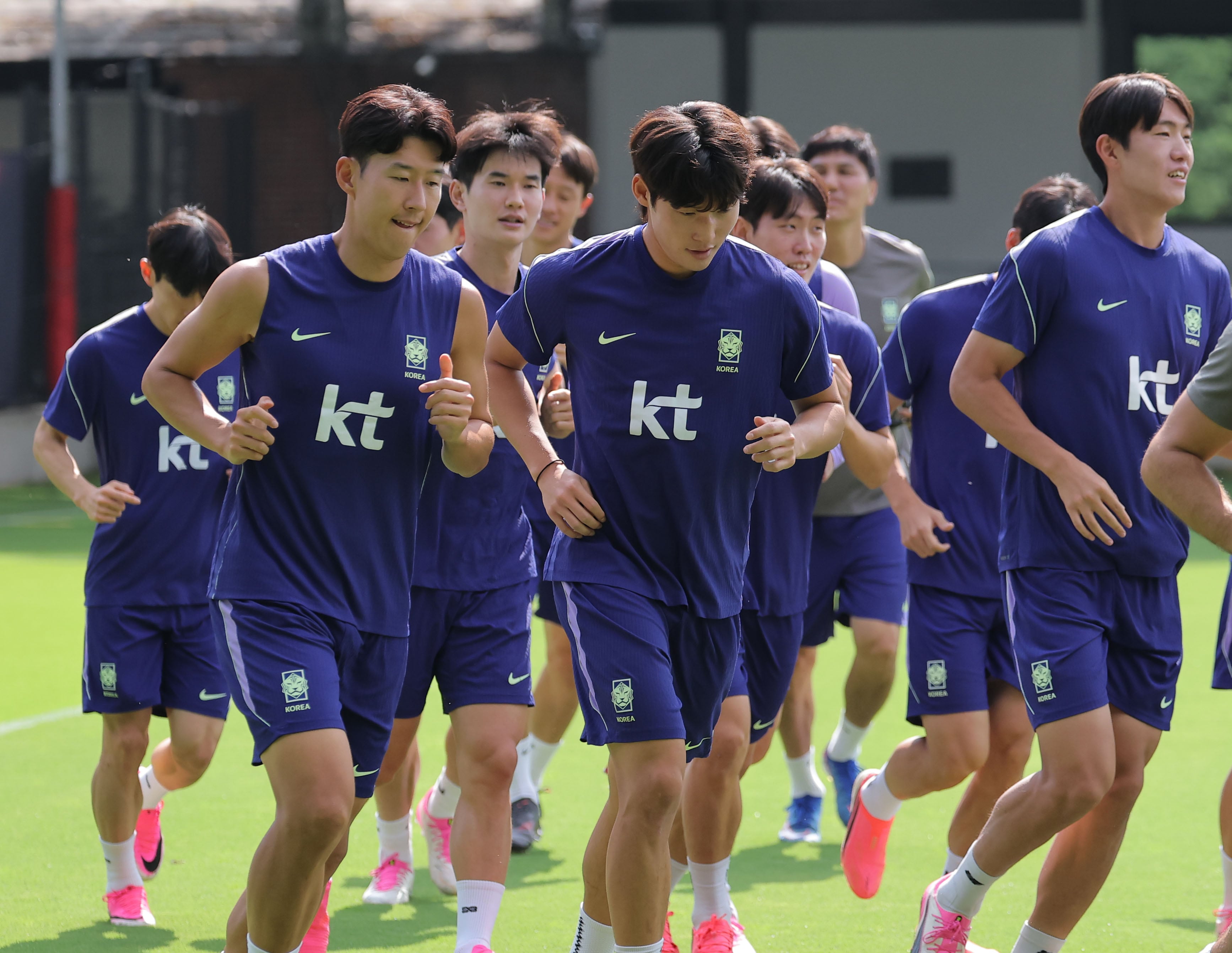 축구 국가대표팀 졸전으로 속타는 네이버·KT