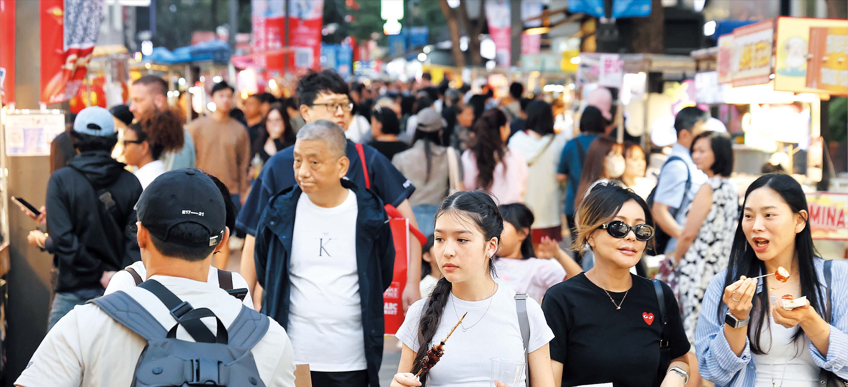 폰테크 달인 무비자 입국 첫날, 명동 거리 채운 유커
