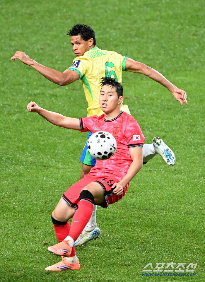 10일 서울월드컵경기장에서 열린 대한민국 축구대표팀과 브라질의 A매치 평가전, 이강인이 산토스와 공중볼을 다투고 있다. 상암=허상욱 기자wook@sportschosun.com/2025.10.10