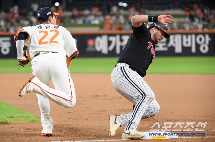 26일 대전 한화생명볼파크에서 열린 한화 이글스와 LG 트윈스의 경기. 1회초 1사 1루 LG 김현수 직선타 때 스타트를 끊었던 오스틴이 1루에서 아웃되고 있다. 대전=박재만 기자 pjm@sportschosun.com/2025.09.26