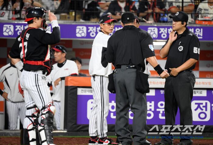 26일 대전 한화생명볼파크에서 열린 한화 이글스와 LG 트윈스의 경기. 7회말 1사 2,3루 런다운에 걸렸던 3루 주자 한화 노시환의 3피트라인 위반 여부를 LG 염경엽 감독이 어필하고 있다. 대전=박재만 기자 pjm@sportschosun.com/2025.09.26