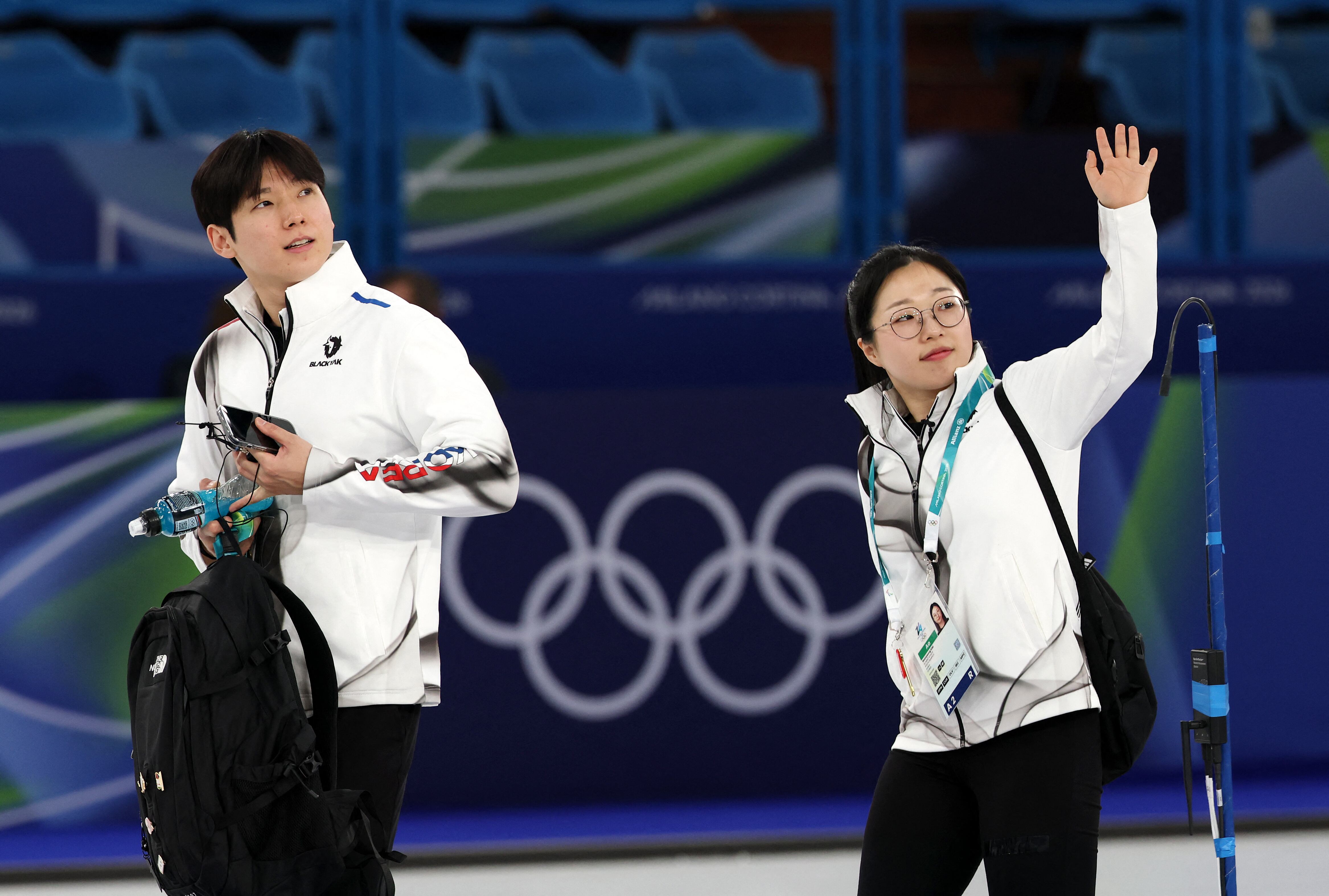 컬링 믹스더블 대표 김선영(오른쪽)과 정영석이 8일(현지 시각) 이탈리아 코르티나 컬링 올림픽 스타디움에서 열린 에스토니아와의 라운드로빈 7차전을 승리로 마치고 밝은 얼굴로 경기장을 떠나고 있다./로이터 연합뉴스
