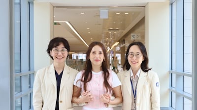 왼쪽부터 은평성모병원 유방외과 엄용화 교수, 정미영씨, 성형외과 나은영 교수. /사진=은평성모병원 제공