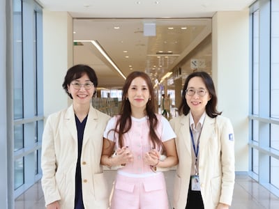 왼쪽부터 은평성모병원 유방외과 엄용화 교수, 정미영씨, 성형외과 나은영 교수. /사진=은평성모병원 제공