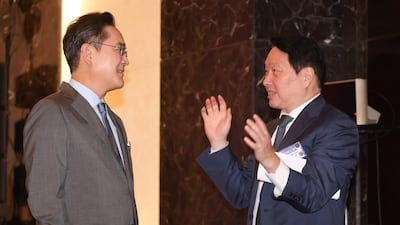 이재용 삼성전자 회장과 최태원 SK그룹(대한상공회의소) 회장이 23일(현지시간) 하노이의 한 호텔에서 열린 한-베트남 기업인 사전 간담회에서 대화하고 있다. 2026.4.23 ⓒ 뉴스1 이재명 기자