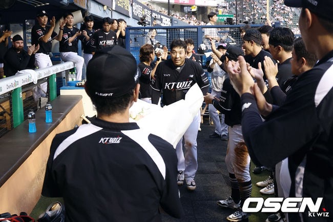2위 역전도 보인다...17안타 대폭발→LG 꺾고 6연승, "김현수 최초 17시즌 연속 100안타 대기록을 축하한다"