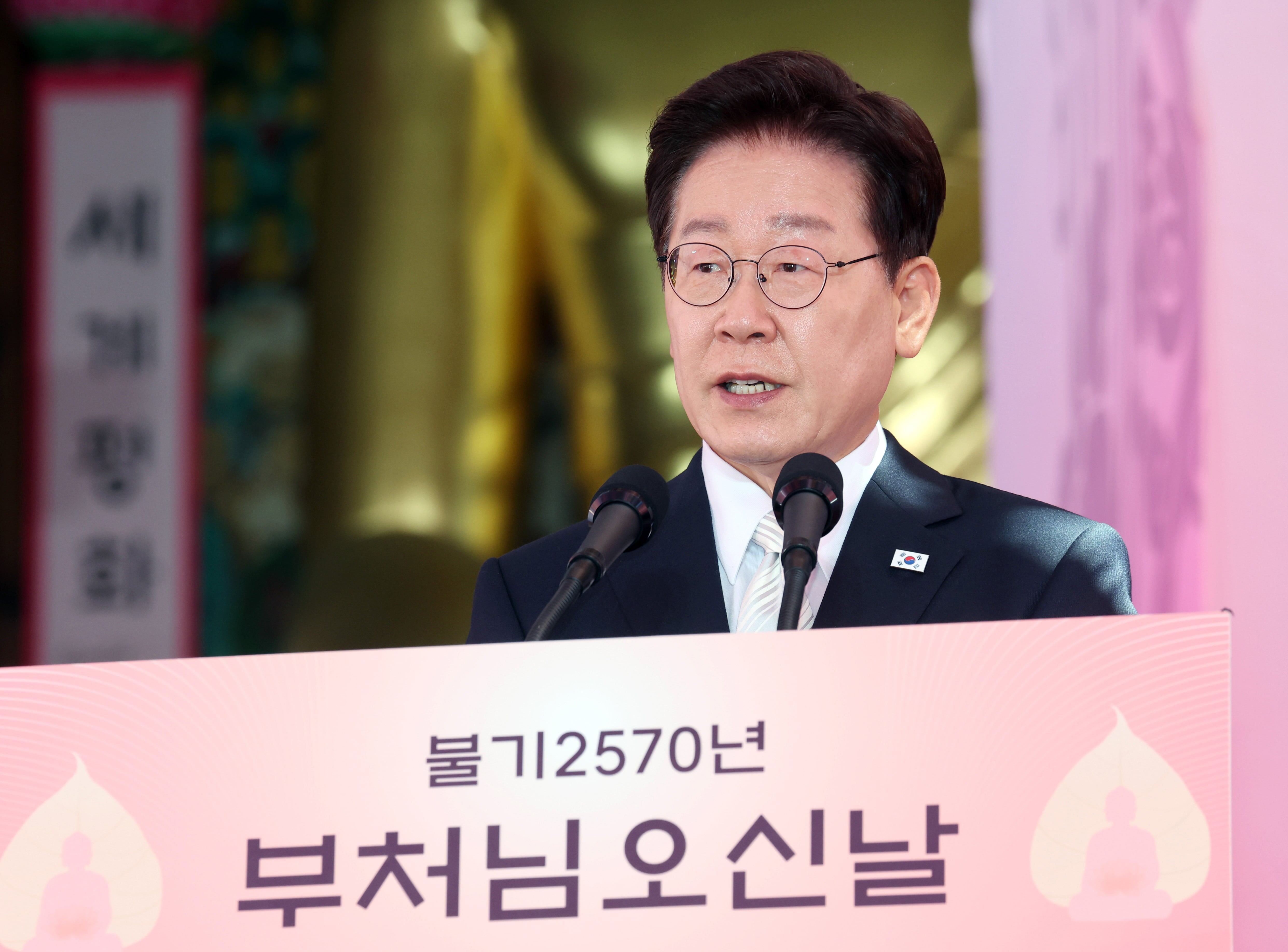 李대통령 “부처님 말씀 등불 삼겠다…부처님 오신 날 봉축법요식 참석 thumbnail