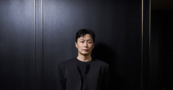 No Jae-won's Accidental 'Yareumdapda' Line Sparks Buzz on 'Office Workers' Set - 조선일보