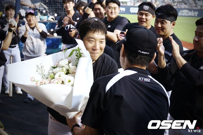 “감독님들께 감사합니다” 韓 최초 대기록, 타격기계의 신기록 비결 “건강하게 낳아주신 부모님 감사합니다”