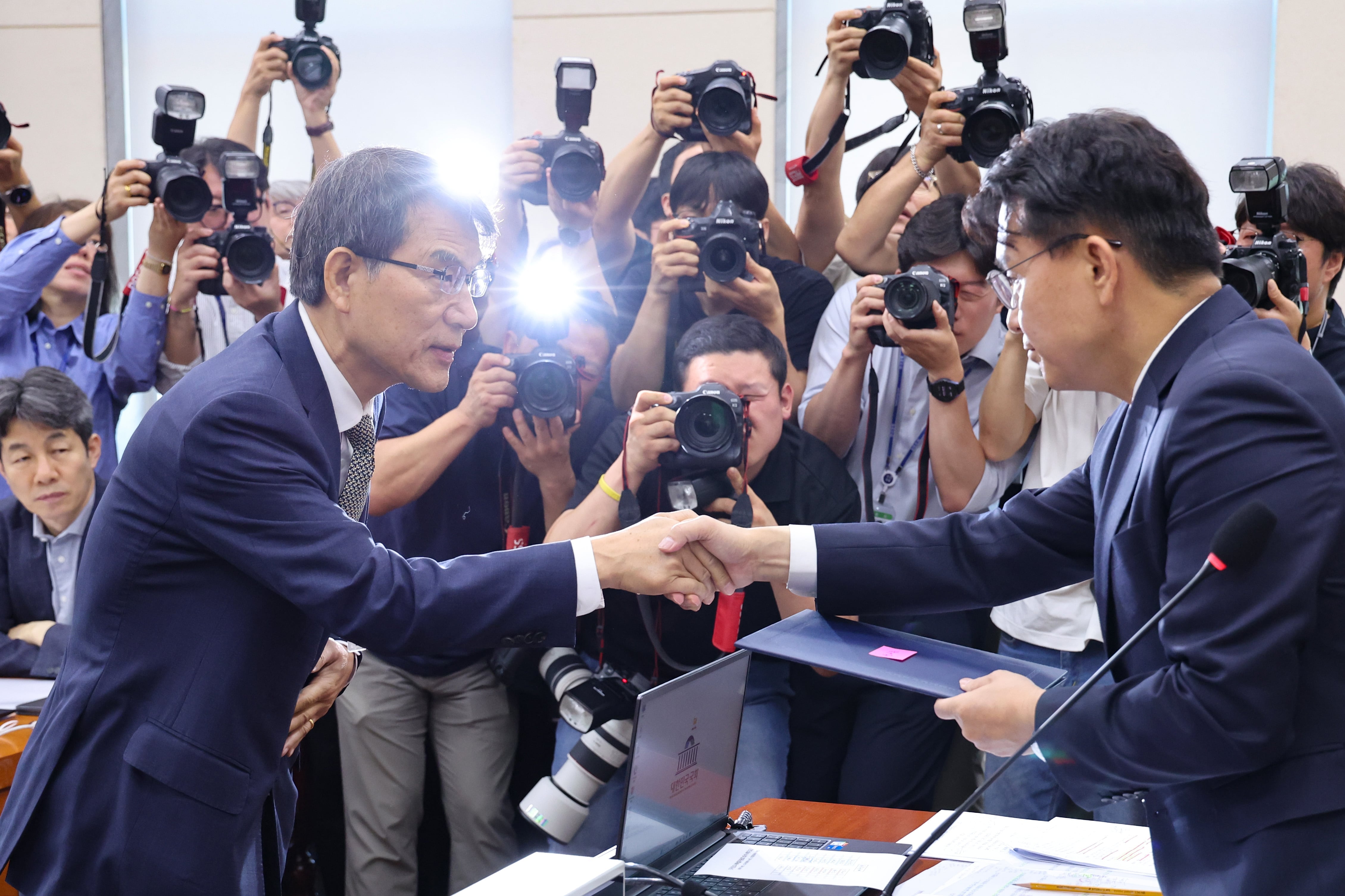 투표용지 국정조사에 선관위원 7명 불출석…與野 “국민에 대한 항명"