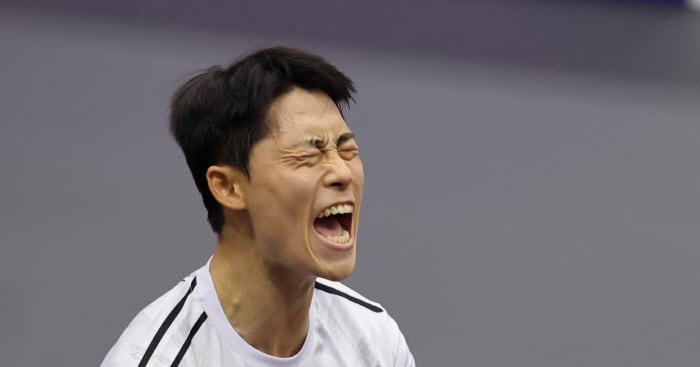 Lee Jun-seok One Win Away from South Korea's First Teqball Medal