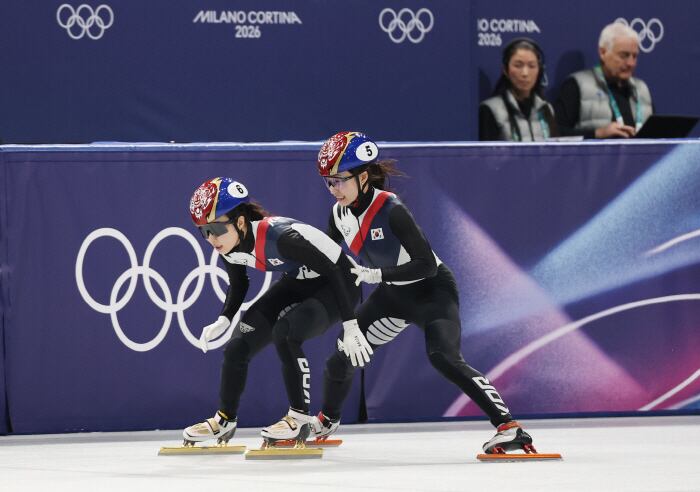'마무리를 부탁해' (밀라노=연합뉴스) 이지은 기자 = 14일(현지시간) 이탈리아 밀라노 아이스스케이팅 아레나에서 열린 2026 밀라노ㆍ코르티나담페초 동계올림픽 쇼트트랙 여자 3000m 릴레이 준결승에 출전한 최민정이 마지막주자 김길리를 밀어주고 있다. 2026.2.15