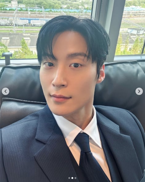 “하 월요병 완치됐다”..허남준, 완벽 수트핏에 훈훈 비주얼 thumbnail