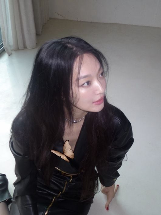 '♥김우빈' 신민아, 흑발에 가죽 의상 입고 파격 변신…뽀얀 피부에 '독보적 아우라'