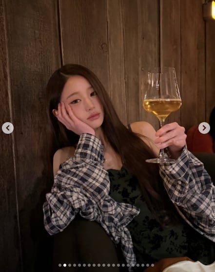 장원영, 대낮부터 와인 한 잔..그래도 ‘뼈말라’ 몸매