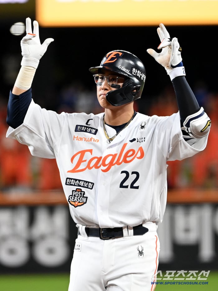 24일 대전 한화생명볼파크에서 열린 PO 5차전 삼성과 한화의 경기, 5회말 무사 2,3루 채은성이 2타점 적시타를 치고 기뻐하고 있다. 대전=허상욱 기자wook@sportschosun.com/2025.10.24/