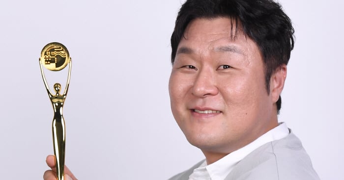 Exclusive: Yoon Kyung-ho Wins Best Supporting Actor After 27-Year Journey - 조선일보