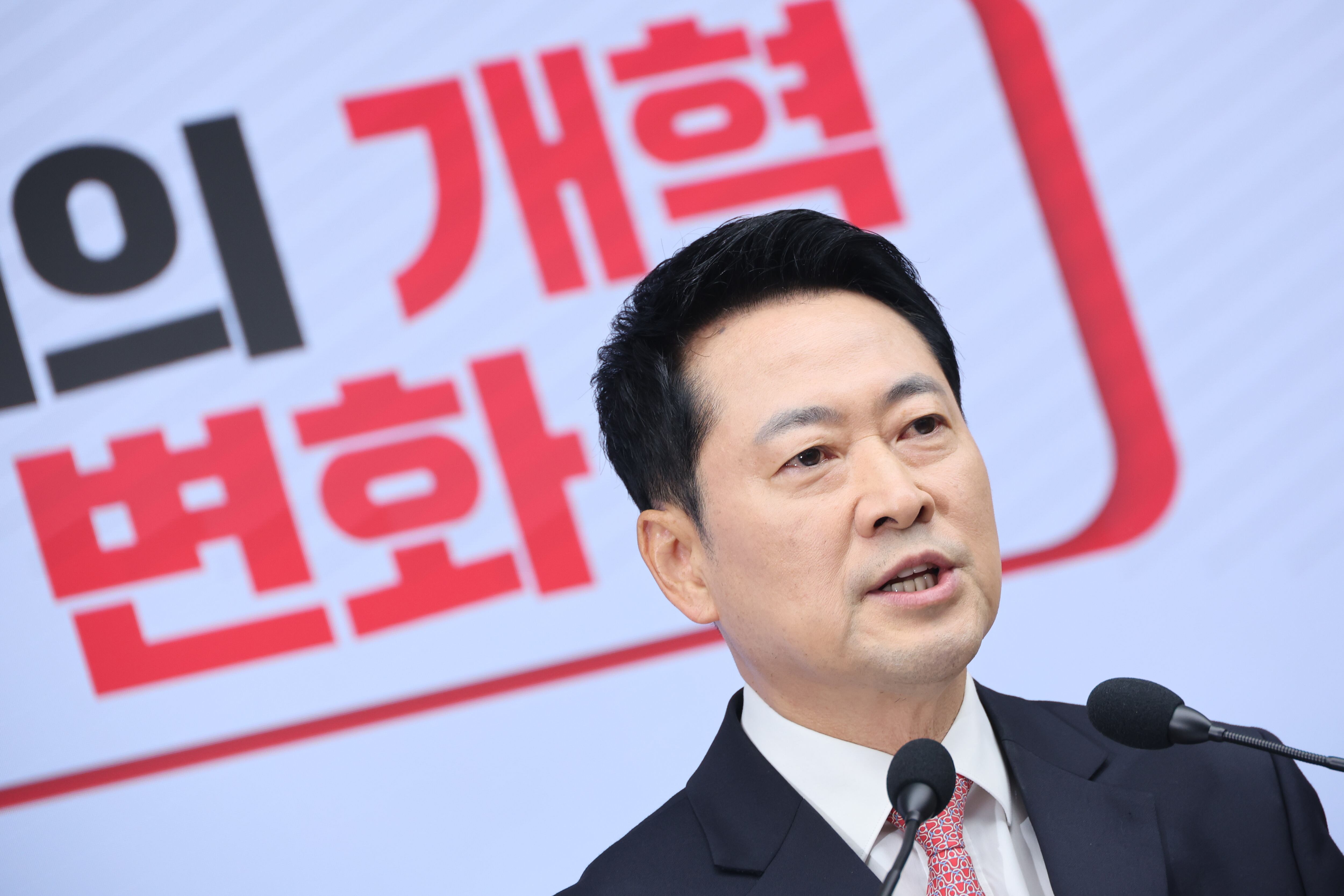 장동혁 국민의힘 대표가 26일 서울 여의도 국민의힘 당사에서 취임 1주년 기자회견을 하고 있다. /뉴스1