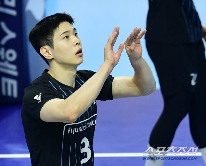 16일 인천 계양체육관에서 열린 V리그 남자부 대한항공과 현대캐피탈의 경기. 동료들 훈련을 돕고 있는 현대캐피탈 황승빈. 인천=송정헌 기자songs@sportschosun.com/2025.12.16/