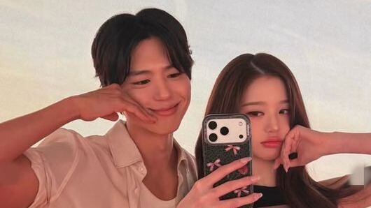 Jang Won-young, Park Bo-gum Pose Synchronized Couple Shots