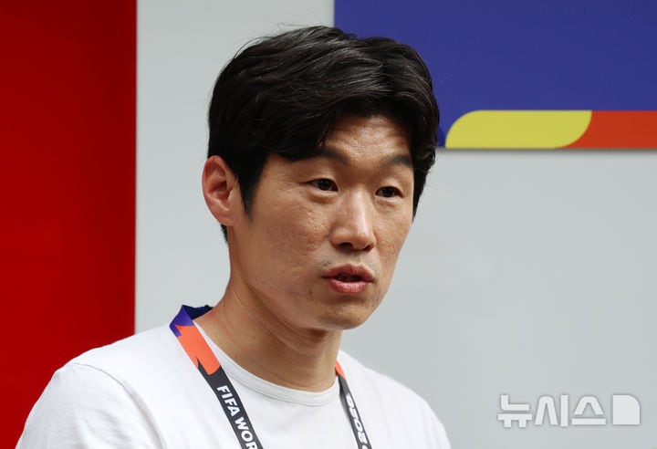 질문에 답하는 박지성