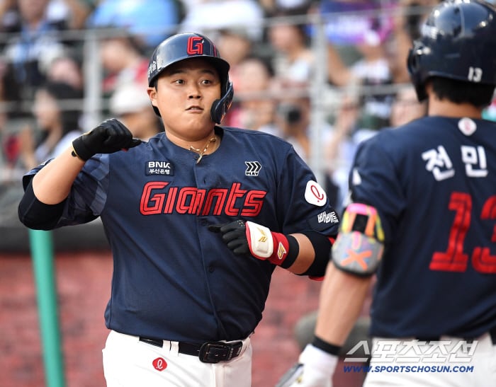 18일 인천 SSG랜더스필드에서 열린 SSG와 롯데의 경기. 4회초 역전 투런홈런을 날린 롯데 한동희. 인천=송정헌 기자songs@sportschosun.com/2026.06.18/