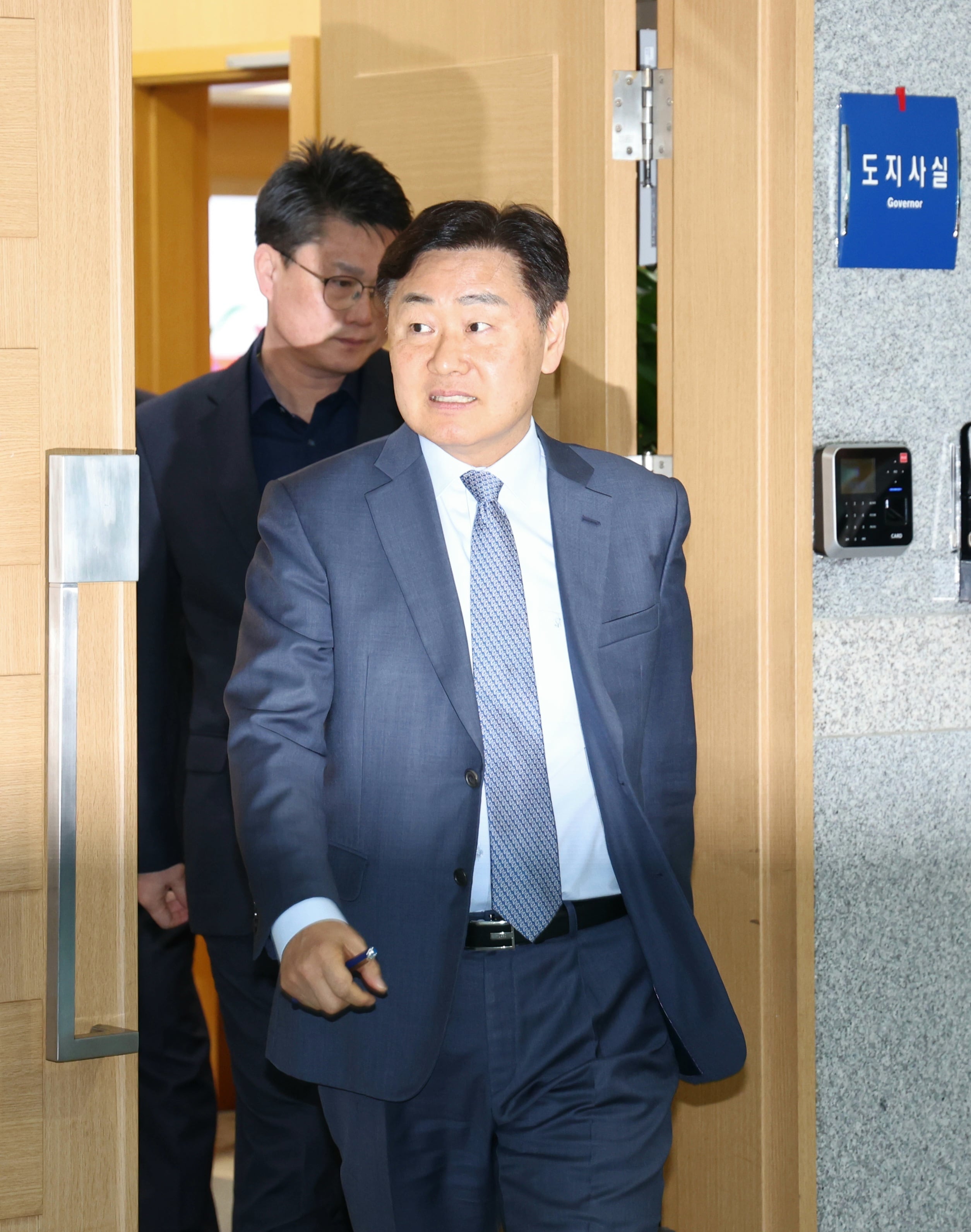 김관영 전북특별자치도지사가 1일 전북 전주시 전북특별자치도청에서 취재진의 돈 봉투 살포 의혹 관련 질의에 답변을 하기위해 도지사실을 나서고 있다. /뉴스1