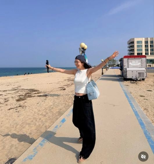 손담비, C넬백 메고 ♥이규혁과 딸 해이와 해변 나들이