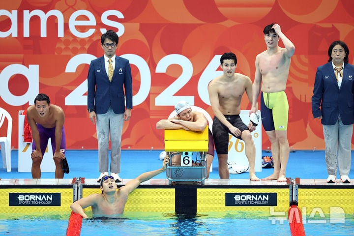 지난 24일 일본 아이치 나고야 아시안게임 경영 남자 400m 계영에서 은메달을 딴 김지훈(오른쪽부터)과 황선우, 양재훈, 김영범/뉴시스
