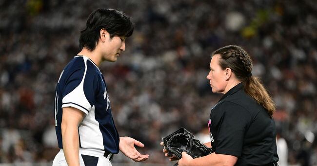 도쿄돔 홈플레이트에 선 젠 파월