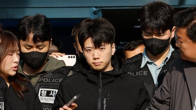 어린이날 광주 도심에서 일면식 없는 여고생을 살해해 살인·살인미수 등의 혐의를 받는 장윤기(23)가 14일 오전 광주 서부경찰서에서 검찰에 송치되고 있다. 장윤기는 이날 광주에선 처음으로 신상이 공개됐다. 2026.5.14 ⓒ 뉴스1 김태성 기자