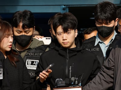 어린이날 광주 도심에서 일면식 없는 여고생을 살해해 살인·살인미수 등의 혐의를 받는 장윤기(23)가 14일 오전 광주 서부경찰서에서 검찰에 송치되고 있다. 장윤기는 이날 광주에선 처음으로 신상이 공개됐다. 2026.5.14 ⓒ 뉴스1 김태성 기자