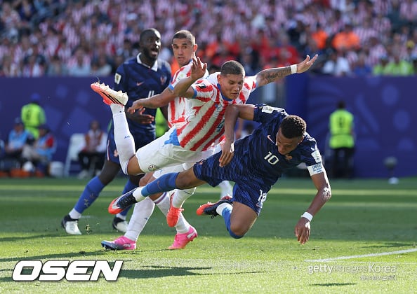 음바페 폭발 “턱시도 입고 올 줄 알았나”... 파라과이 진흙탕 축구에 프랑스도 맞불