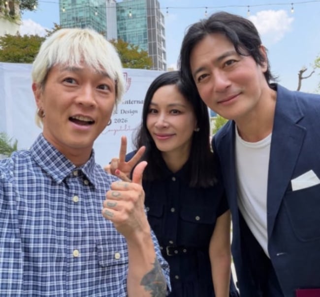 의외의 쓰리샷? 팝핀현준, 장동건♥고소영 부부와 국제학교 졸업식 포착