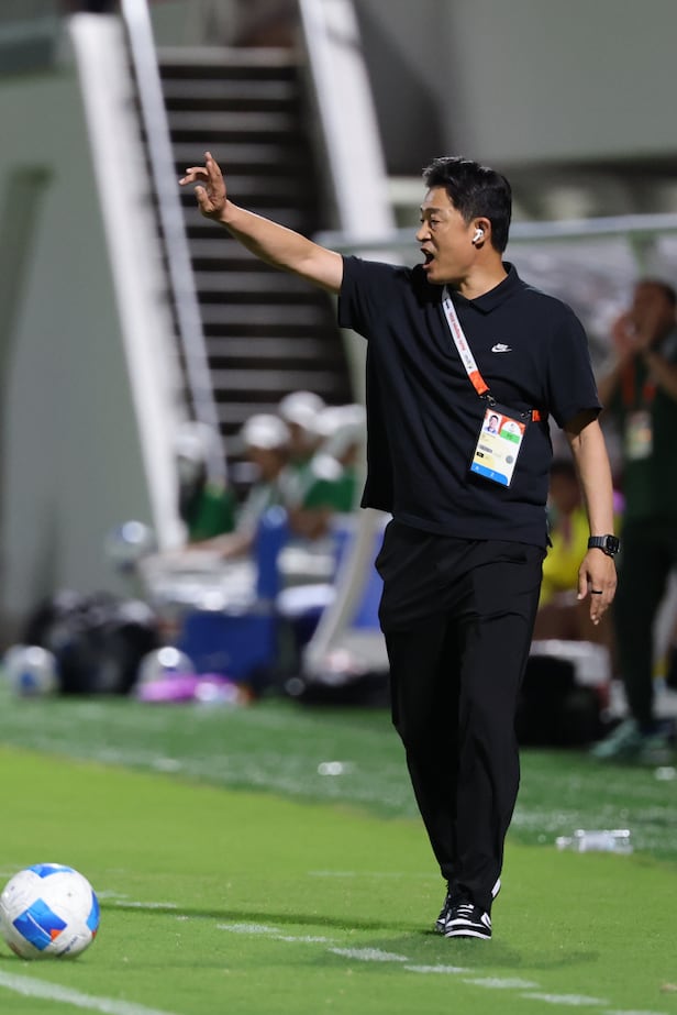 작전 지시하는 이민성 감독
(나고야=연합뉴스) 임화영 기자 = 22일 일본 나고야 미즈호 공원 럭비경기장에서 열린 2026 아이치·나고야 아시안게임 남자 축구 조별리그 2차전 한국과 사우디아라비아의 경기.
이민성 감독이 선수들에게 작전을 지시하고 있다. 2026.9.22
hwayoung7@yna.co.kr
(끝)
<저작권자(c) 연합뉴스, 무단 전재-재배포, AI 학습 및 활용 금지>