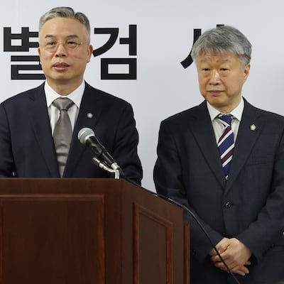 권창영 2차 종합특검팀. (왼쪽부터) 김정민 특검보, 김지미 특검보, 권창영 특별검사, 권영빈 특검보, 진을종 특검보. /뉴스1