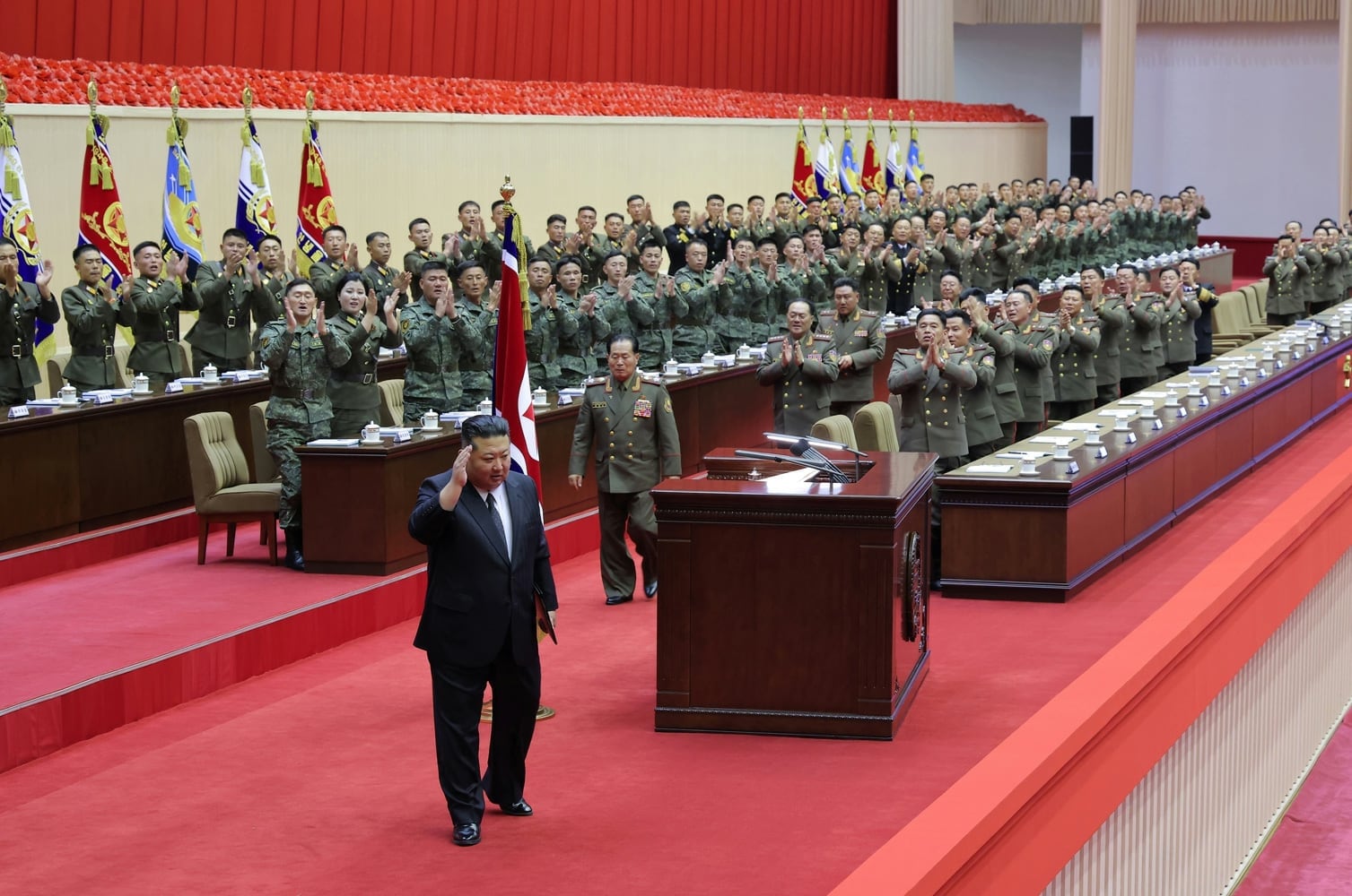 金正恩氏、中隊長らを激励「戦闘準備完成が第一任務」